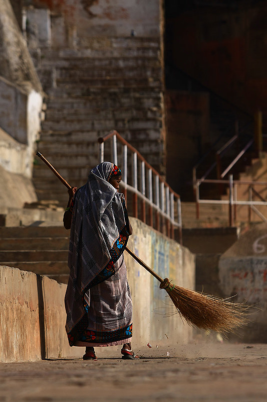 varanasi-strassenfegerin.jpg