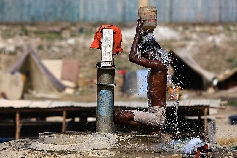 haridwar-aboytakesashowerkumbh-mela2010.jpg