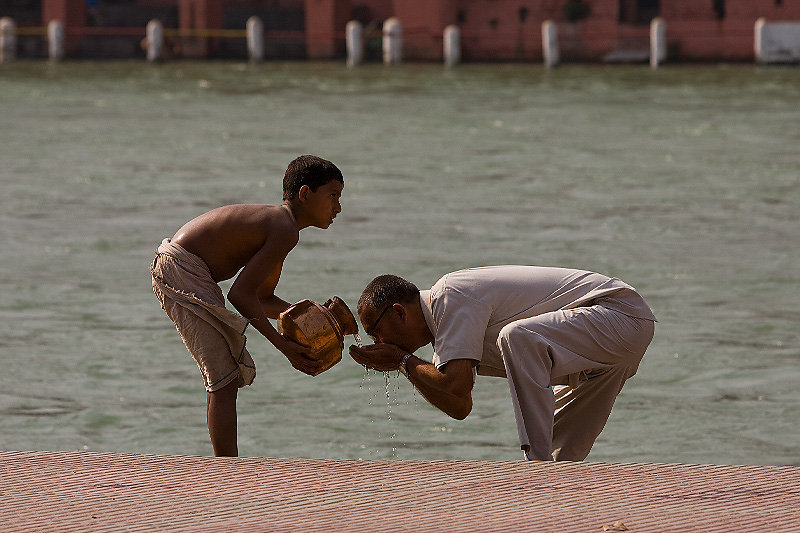 haridwar-drinkingwaterfromtheganga-kumbhmela2010.jpg