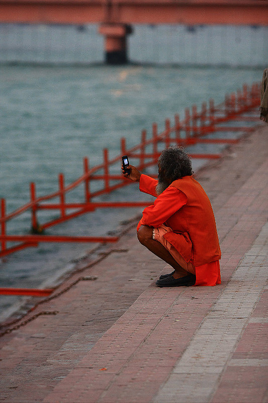 haridwar-sadhu-mobile.jpg