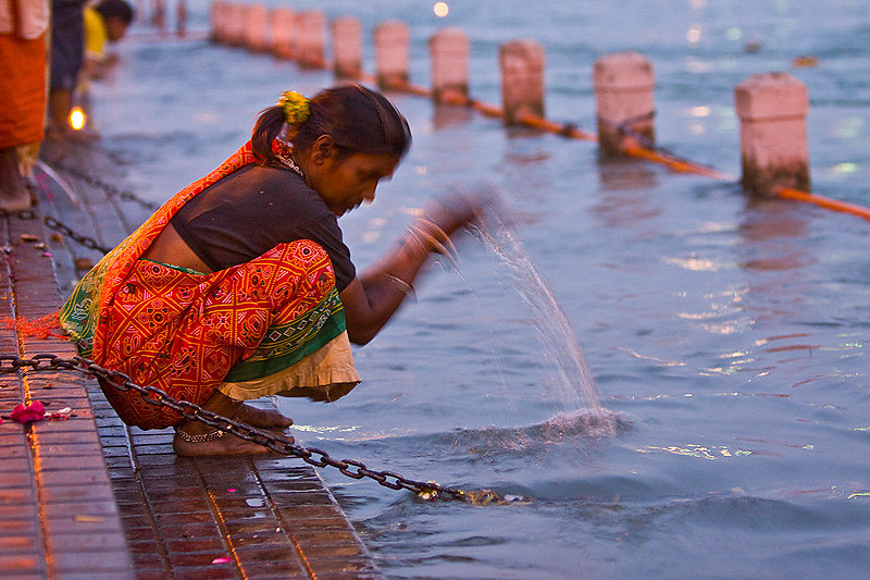 haridwar-womandrinkinwater-kumbh-mela2010.jpg