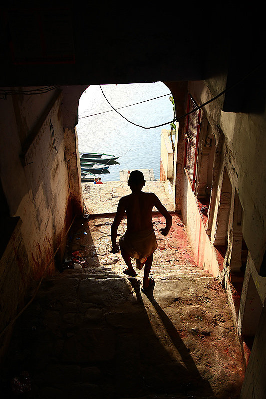 varanasi-mannaufdemwegzummorgenbad.jpg