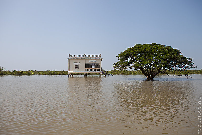 Lake Tonle Sap - Comunityhous